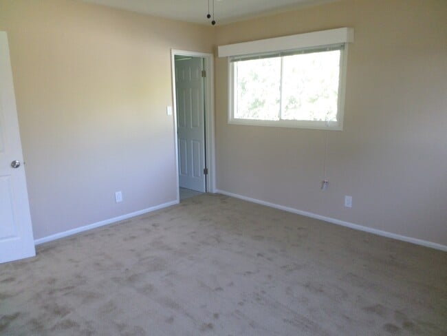 Building Photo - Beautiful single family home in desirable neighborhood!
