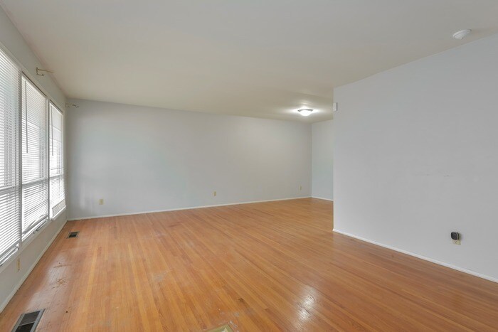 Building Photo - 3 Cantabrian Ct