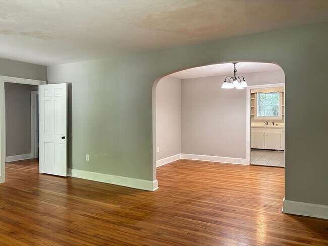 Building Photo - Available now. WATER & SEWER INCLUDED! Gre...