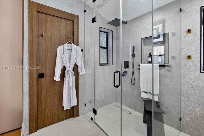 Building Photo - 800 NE 97th St