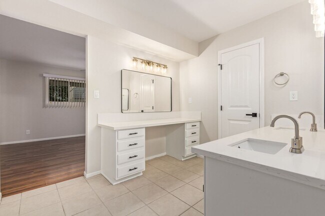 Building Photo - Beautifully updated Ranch Style Home