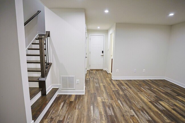 Building Photo - Welcome home to this move-in ready end uni...