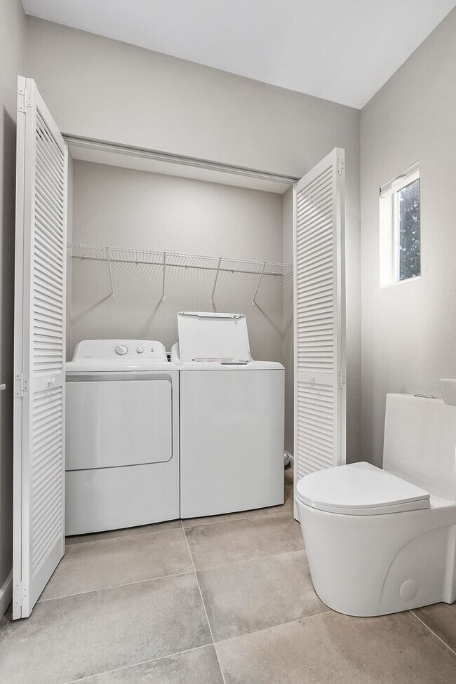 Building Photo - Inviting Everett Home Featuring 3 Bedrooms, Fireplace, and Fully Fenced Backyard