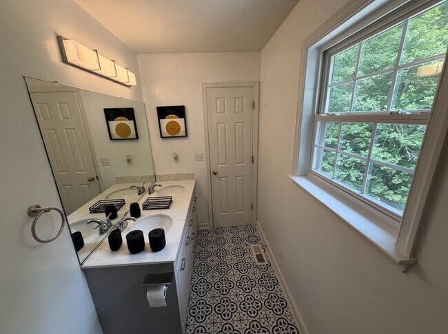 Building Photo - 6811 Sawmill Cir