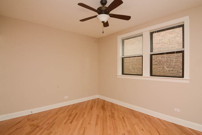 Building Photo - Quintessential 2 Bedroom, 1 Bath in Winnet...