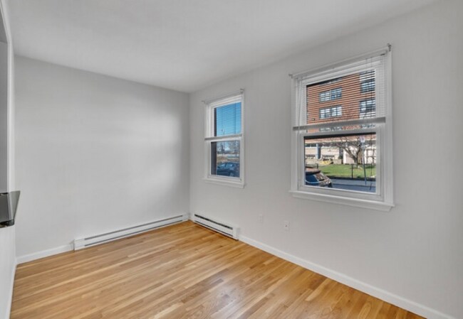 Building Photo - 202 H St