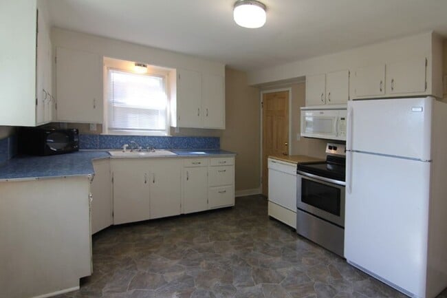 Building Photo - 740 1/2-740 1/2 Sunset St