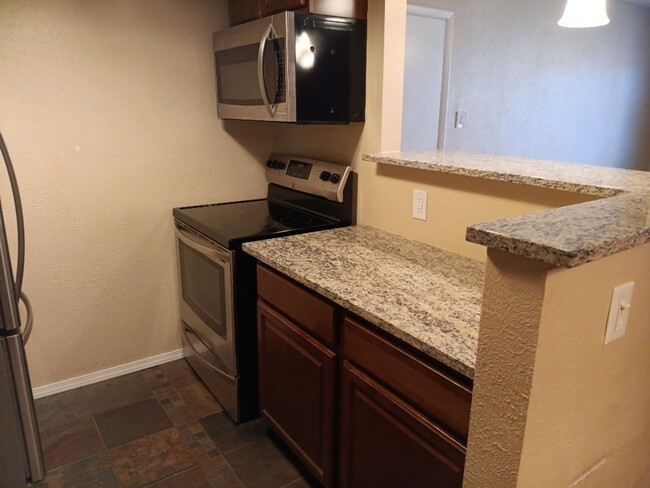 Building Photo - Charming 1 Bedroom 1 Bathroom near Uptown!...