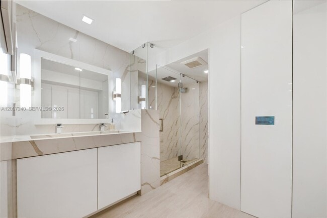 Building Photo - 2901 S Bayshore Dr