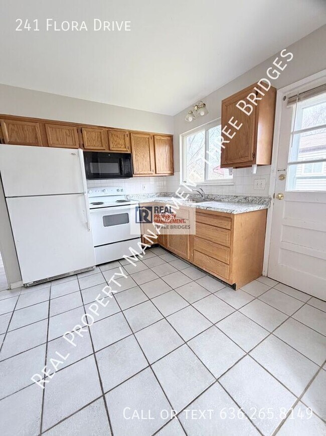 Building Photo - 241 Flora Dr