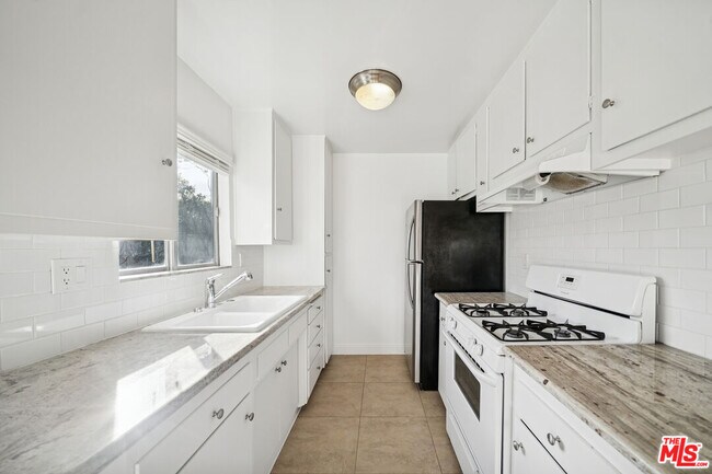 Building Photo - 7548 Hampton Ave