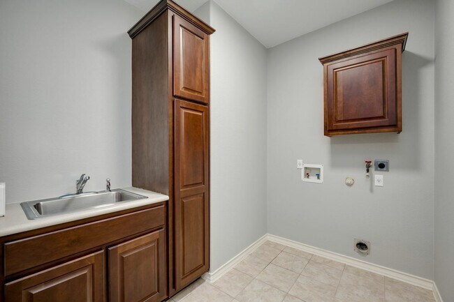 Building Photo - 2916 Alsatia Dr