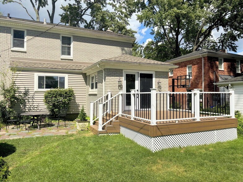 Building Photo - 906 Putney St