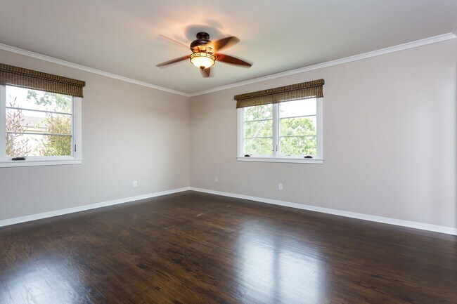 Building Photo - Loma Portal Craftsman with Views