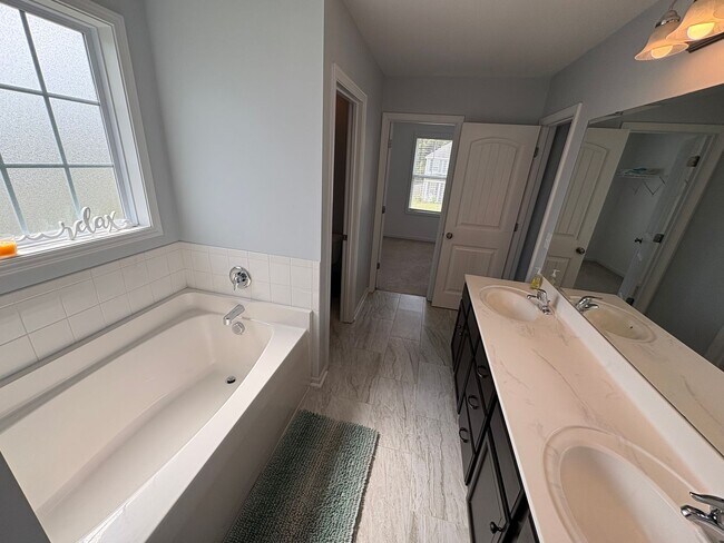Building Photo - 3bd/2.5ba home with flexible Lease Length