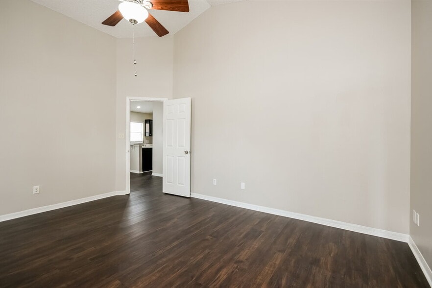 Building Photo - 2025 White Eagle St