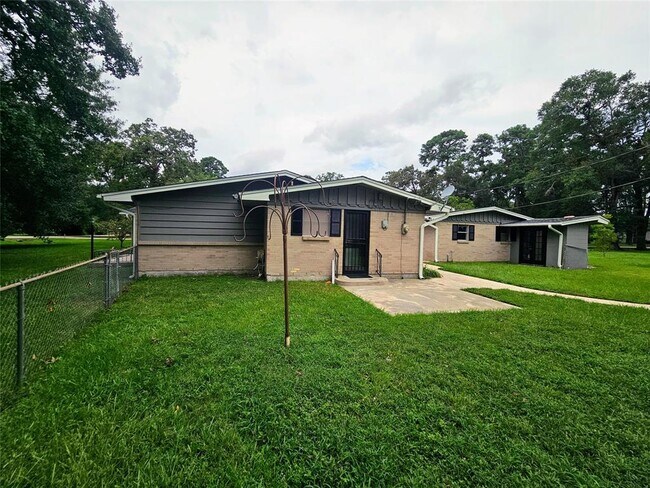 Building Photo - 2015 Silver Leaf Dr