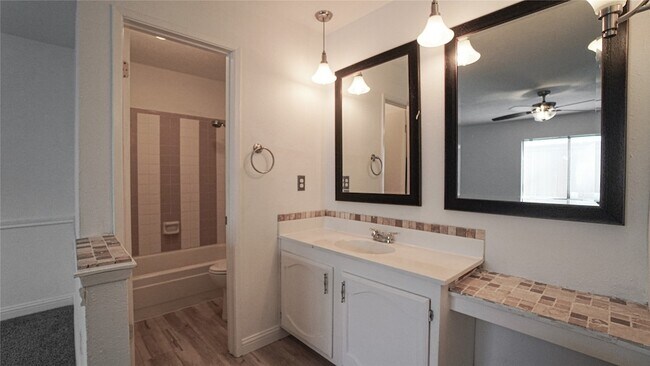 Building Photo - 2115 Chatsworth Rd