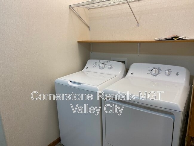 Building Photo - 508 10th Ave SE