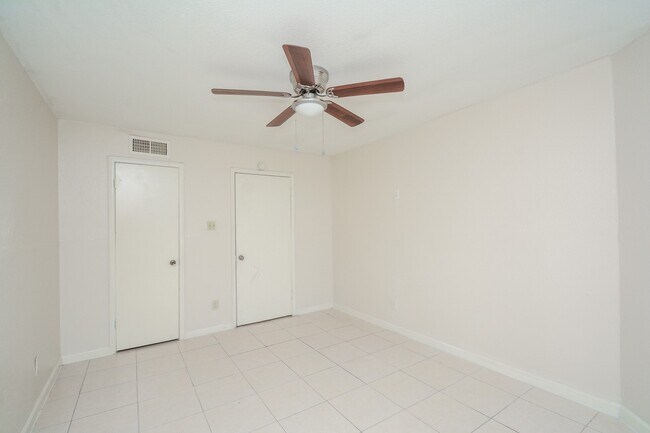 Building Photo - 9700 Leawood Blvd