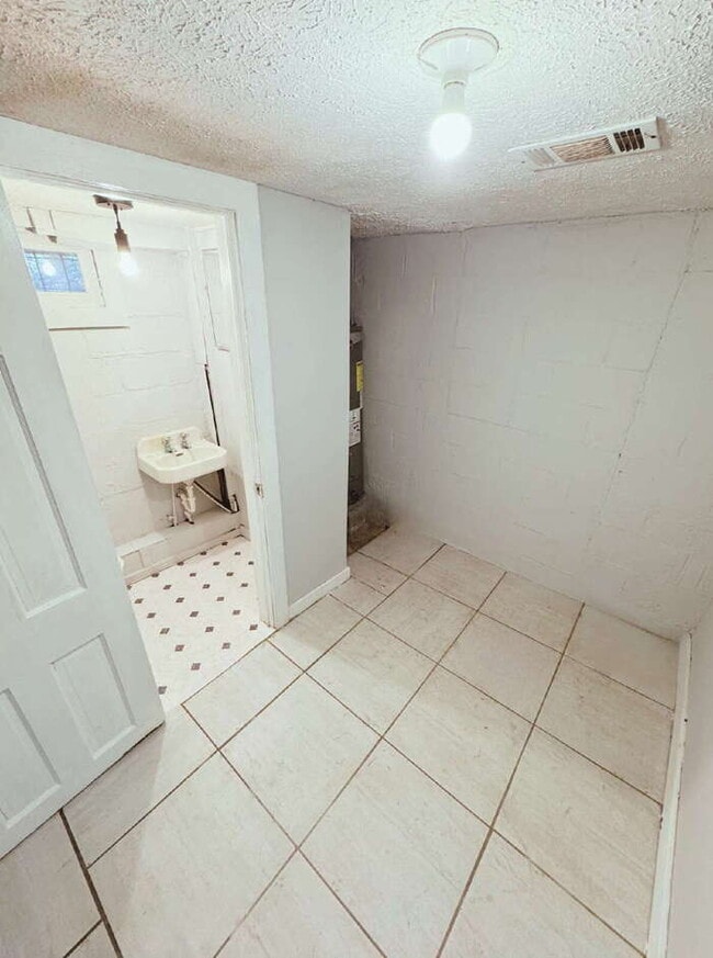 Building Photo - 743 Bright St