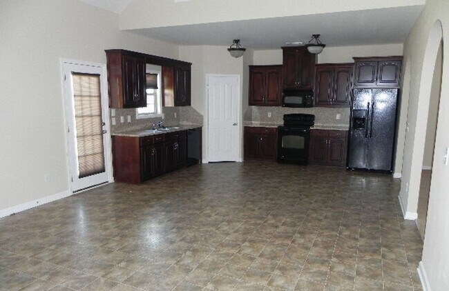 Building Photo - 4 Bedroom - Near Ft Moore