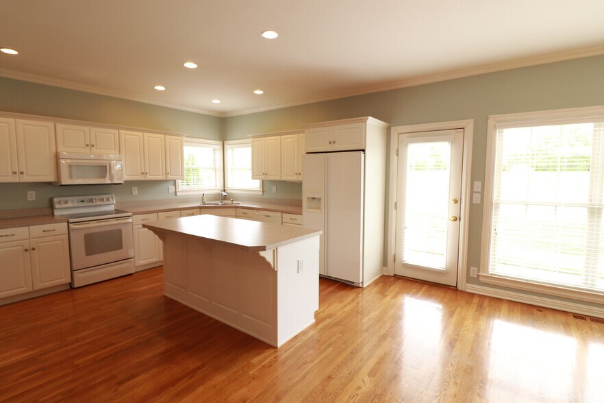 Kitchen - 5304 Wolfpen Woods Dr.