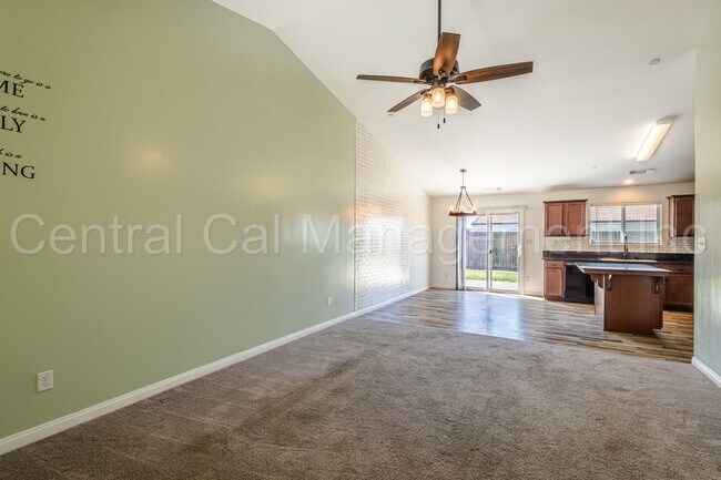 Building Photo - 3 Bedroom/2 Bath Home in Tyner Ranch - $22...