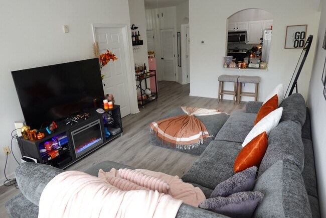 Building Photo - Stone Bridge