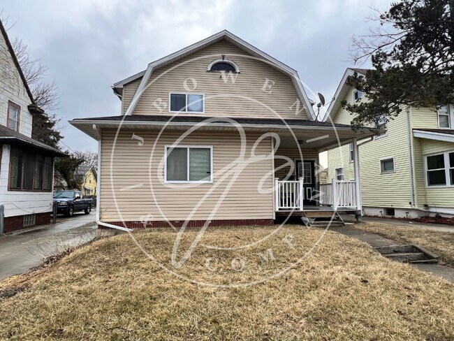 Primary Photo - Upper 2-Bed Duplex with Gleaming Hardwood ...