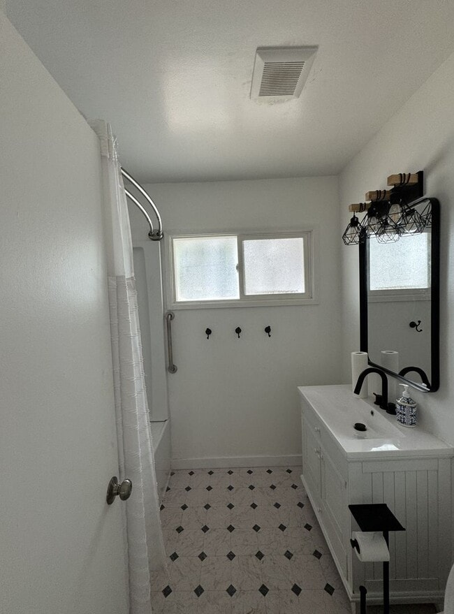 Building Photo - 4 Bedroom / 2 Bathroom home for rent