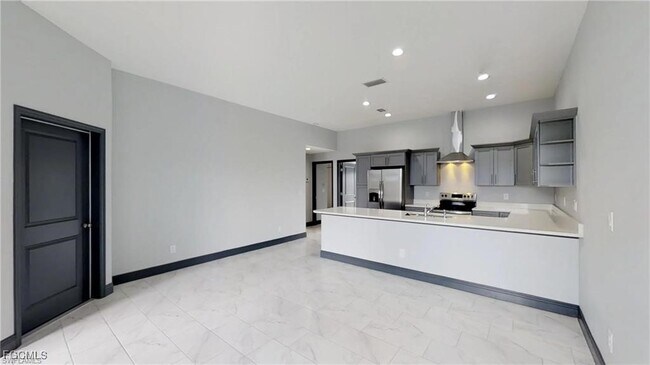 Building Photo - 1313 NE 8th Pl