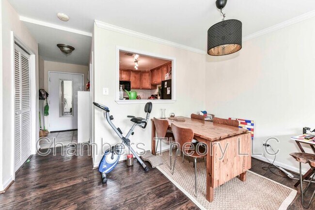 Building Photo - 10570 Main St