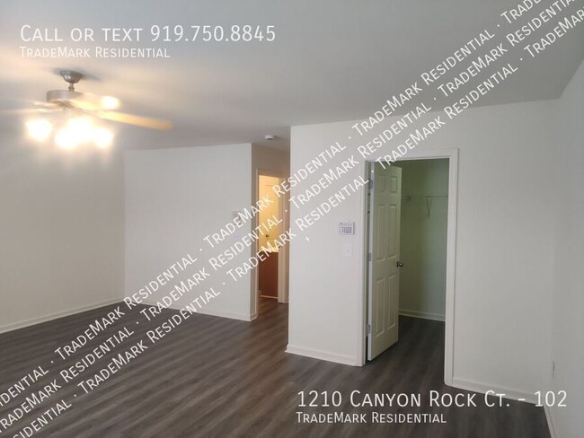 Building Photo - Conveniently Located 3 bedroom, 2.5 bathro...