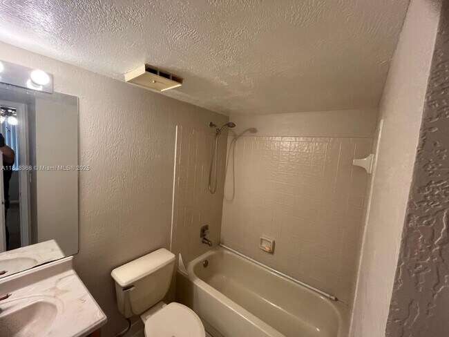 Building Photo - 10172 Twin Lakes Dr