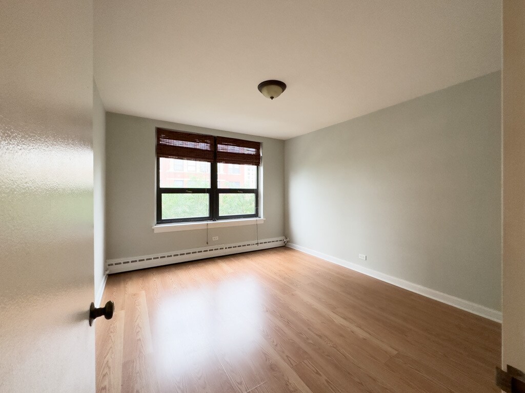 Building Photo - 450 W Wellington Ave