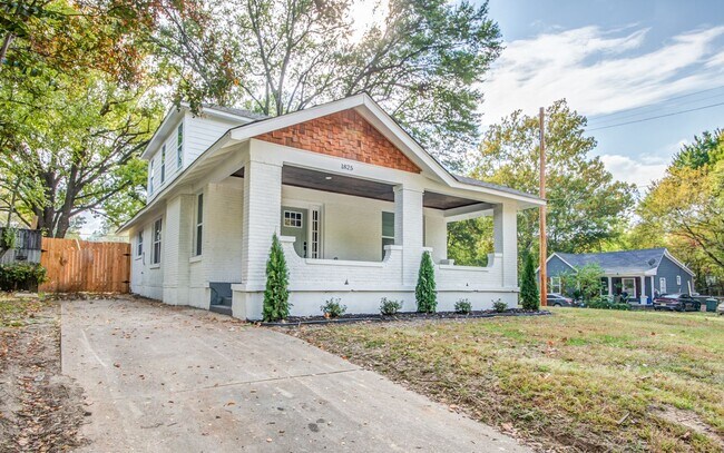 Building Photo - 1825 Young Ave