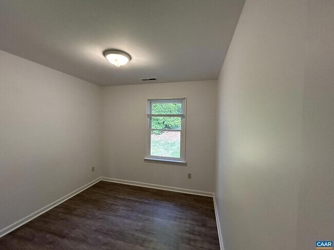 Building Photo - 943 Rives St
