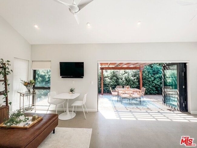 Building Photo - 3836 1/2 Seneca Avenue Unit