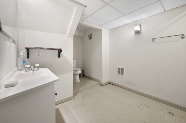 Building Photo - 4 Bed 2.5 Bath Home with a large backyard ...