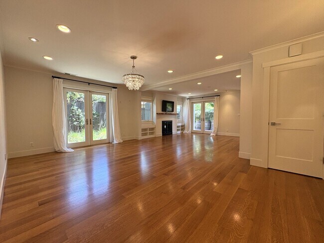 Building Photo - Spacious 5BR/3.5BA Palo Alto Home with Gourmet Kitchen & Large Backyard