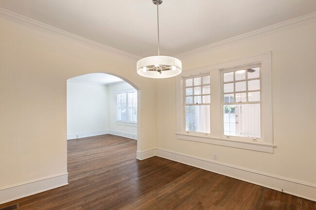 Building Photo - Spacious 1/1 Condo w/ Enclosed Patio & Off...