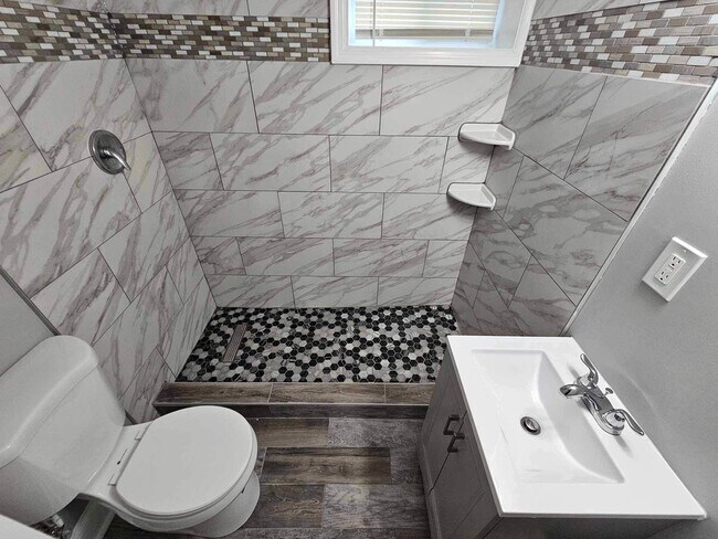 Building Photo - COMING SOON-4 Bedroom Townhouse in Essex