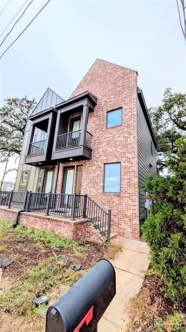 Building Photo - 379 S Clubbs St