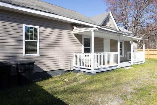Building Photo - 305 Caswell St