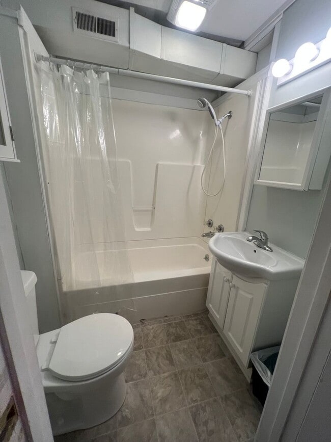 Building Photo - 2BR 1BA House for Rent