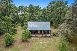 Building Photo - Enchanting Log Cabin for Lease!