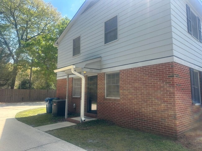 Building Photo - Pet Friendly 2 Bedroom 1.5 Bath Townhome Available Now for Move-in!
