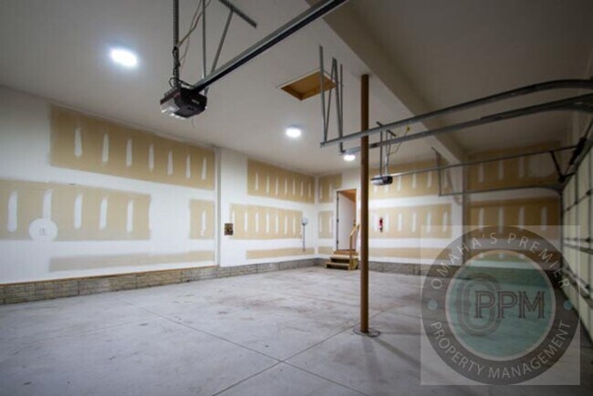 Building Photo - HUGE 3Bd/3Ba House in Bennington, NE!