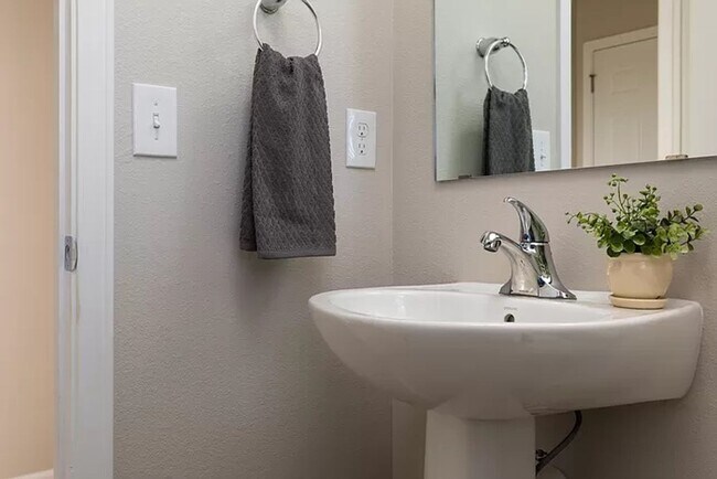 Building Photo - Your Serene Retreat in Kentwood